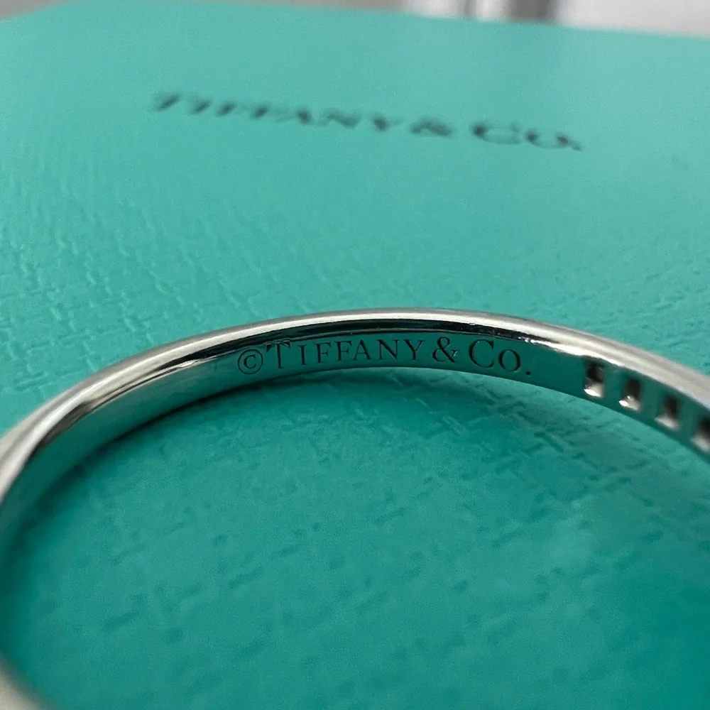 Beautiful V ring